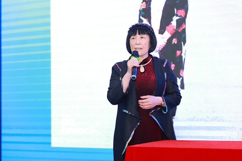 5、青島綠桑紅養生科技發展有限公司董事長曲曉燕介紹產品