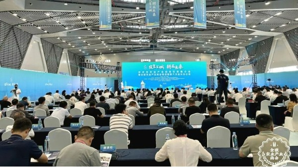 泓寶股份董事長(zhǎng)、芯生機(jī)農(nóng)業(yè)科技董事長(zhǎng)鄒國(guó)忠參加安慶市“農(nóng)聚宜城 耕贏未來”農(nóng)業(yè)產(chǎn)業(yè)招商引資推介會(huì)并赴安慶市望江縣考察洽談