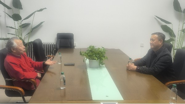 泓寶科技董事長鄒國忠與北本科技總經(jīng)理馬永豐就芯生機(jī)農(nóng)業(yè)科技在北本科技吉林水稻種植基地有機(jī)大米種植中的應(yīng)用推廣進(jìn)行合作對接