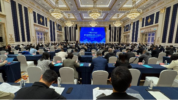 歐洲自然科學(xué)院院士、中國漁業(yè)協(xié)會理事、泓寶科技董事長、芯生機(jī)農(nóng)業(yè)科技董事長鄒國忠出席中國漁業(yè)協(xié)會第五屆理事會第二次會議