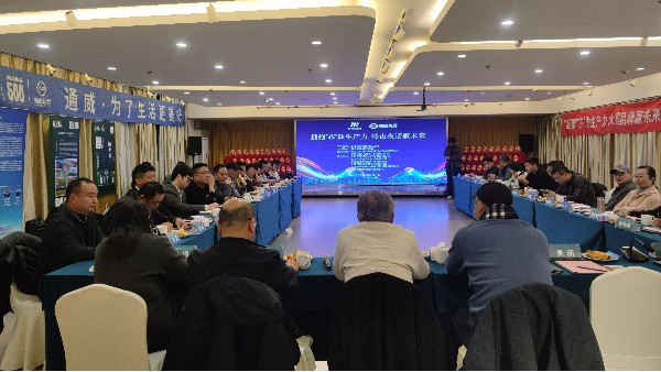 《擁抱“芯”質(zhì)生產(chǎn)力 犢山夜話敘未來》茶話交流活動在無錫太湖工人療養(yǎng)院映月樓會場舉行