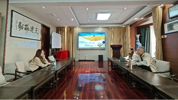 無(wú)錫市錫山區(qū)鵝湖鎮(zhèn)科技辦主任翁婷婷蒞臨無(wú)錫泓寶藝術(shù)客廳交流指導(dǎo)芯生機(jī)農(nóng)業(yè)項(xiàng)目